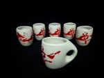Conjunto com 6 canecas, confeccionadas em cerâmica , na cor branca, decorada com desenho musical, na cor vermelha, com design moderno.