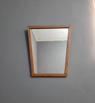 Espelho em moldura de madeira. Med.: 75 x 63 cm.