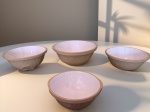GRIPSTAND - Conjunto com quatro bowls, confeccionados em faiança inglesa, na cor creme, decorados com desenhos geométricos em relevo. Med.: 9.5 x 21 x 23 à 15 x 33 x 35 cm.
