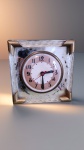 Antigo relógio americano, de mesa, elétrico, da década de  40, mostrador com números no estilo art deco, em vidro, espelho  com acabamento em metal dourado. Med: 15 x 15 cm.