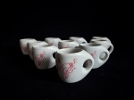 Conjunto com 10 canecas, confeccionadas em porcelana, na cor branca, pintada a mão , decorada com arte abstrata. Med.: 10 x 12 x 7 cm.