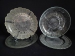 Lote com 4 peças para servir, confeccionadas em vidro prensado, sendo: 3 grandes pratos e uma petisqueira, com  5 divisórias. Med.: 30 a 35 cm.