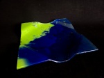 Grande centro de mesa, confeccionado em vidro colorido, nas cores azul e verde. Med.: 36 x 36 cm.
