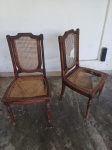 Par de cadeiras, no estilo império francês, confeccionada em jacarandá. Med.: 97 x 50 x 50 cm. Obs: Palhinha no estado. Retirada em Santa Teresa, mediante agendamento.