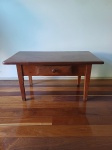 Mesa de centro, com gaveta,confeccionada em madeira maciça. Med: 45 x 90 x 50 cm. Obs: Retirada em Santa Teresa, mediante agendamento.