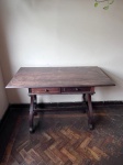Mesa escrivaninha no estilo mineiro, confeccionada em Jacarandá com 2 gavetas na parte superior.