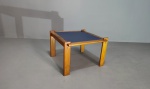 Arredamento - Mesa lateral da década de 80, confeccionada em madeira e fórmica na cor azul. Med.: 52 x 81.5 x 77.5 cm. Obs.: Fórmica no estado. 