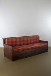 Design - Autor desconhecido - Sofá da década de 70, confeccionado em madeira laminada em jacarandá, estofado solto em tecido de época com dois gavetões na parte inferior. Med.: 72 x 184 x 85 cm.