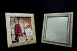 Lote, constando dois porta retratos, sendo: Um, confeccionado em madrepérola e um, confeccionado em material sintético na cor cinza.  Foto 8 x 10 - Med.: 32 x 27 cm. Obs.: Novos.