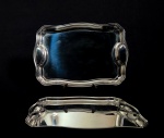 Conjunto de duas badejas, retangulares, confeccionadas em aço inox. Med.: 34 x 24 e 42 x 29 cm.