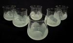 Conjunto com seis copos para whisky, confeccionados em vidro translucido e base em vidro satinê.; Med.: 9 cm. Obs.: 1 deles com 1 bicado.
