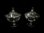 Par de lindas e delicadas compoteiras, confeccionadas em fino cristal europeu translucido, com decoração no padrão foguinho. Med.: 17.5 x 14 cm.