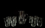 Delicado conjunto para refresco com 8 copos e 1 jarra, confeccionadas em fino cristal europeu translucido, com decoração no padrão foguinho. Med.: 11 e 20 cm.