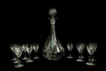 Delicado conjunto para licor com 12 taças e 1 licoreira, confeccionadas em fino cristal europeu translucido, com decoração no padrão foguinho. Med.: 9 e 30 cm.