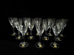 HERING - Conjunto com 12 taças para vinho tinto, confeccionados em cristal translucido, lapidadas no padrão dedão. Med.: 19 cm. Obs: Uma taça apresenta bicado.