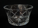 STRAUSS - H. STERN - Tigela em cristal translucido, lapidação no padrão losango. Med.: 11,5 x 20 cm.