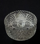 Saladeira, confeccionada em cristal, translucido, lapidação no padrão bico de jaca e estrela. Med.: 9.5 x 21 cm.
