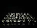 Conjunto de taças para 8 pessoas, confeccionadas em cristal, com lapidação no padrão losango, sendo: 8 taças para vinho tinto, 8 taças para vinho branco, 8 taças para champagne e 8 taças para vinho do porto. Med.: De 1 á 16 cm.