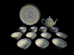 Conjunto de chá, confeccionado em porcelana chinesa, na cor branca, decorada com dragão, nas cores azul e branca, sendo: Um prato, sete bowls, quatro xícaras e um bule. Med.: 6 x 7 à 26 cm.
