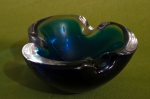 MURANO- Cinzeiro confeccionado em vidro de Murano, na cor azul. Obs.: Apresenta discreto bicado. Med.: 5 x 9 cm.