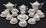 Rosenthal, selb Germany. Modelo Tirana. Serviço para chá e café em porcelana alemã, esmaltada, delicada decoração floral, filetes em ouro sobre fundo branco. Composto de bule de chá, bule de café, leiteira, açucareiro, mantegueira, 5 xícaras de chá com 4 pires, 9 xícaras de café com 11 pires. Manufatura no verso. Medindo: 22 x 28 x 15 cm, 19 x 29 x 17 cm, 14 x 22 x 14 cm e 10 x 17,5 cm. 2 xícaras de café com avarias (uma com lasca e outra com fio de cabelo) Restante em ótimo estado. 