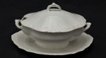 Limoges, France. Imponente molheira em porcelana francesa esmaltada na cor branca, com volutas e pontilhados em relevo. Manufatura no verso. Medindo: 13 x 23 x 15 cm.