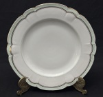 Vista Alegre, Portugal. Edição especial Confeitaria Colombo. Travessa redonda/Prato de bolo em porcelana portuguesa esmaltada, decorada com listras verde e filetes em ouro sobre fundo branco. Borda ondulada. Manufatura no verso. Medindo; 32 cm. discreto bicado e apresenta desgastes. 