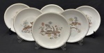 Mauá. Seis pratos rasos em porcelana nacional esmaltada, decorado com peixes e algas sobre fundo branco e filetes em ouro. Manufatura no verso. Medindo: 24 cm. 