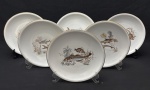 Mauá. Seis pratos rasos em porcelana nacional esmaltada, decorado com peixes e algas sobre fundo branco e filetes em ouro. Manufatura no verso. Medindo: 24 cm.