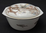 Real. Sopeira em porcelana nacional esmaltada, decorado com peixes e algas sobre fundo branco e filetes em ouro. Manufatura no verso. Medindo: 24 x 26 x 24 cm.