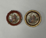 Limoges, France. Miniatura de 2 pratos em porcelana francesa, esmaltado e policromado, decorado com cena galante ao centro e filetes em ouro. Manufatura no verso. Medindo: 4,5 cm e 5 cm. 