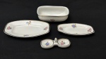 Vista Alegre, Portugal. Miniatura de 4 peças para servir em porcelana portuguesa, esmaltada com flores policromadas sobre fundo branco e filetes em ouro. Manufatura no verso. Medindo: 5,5 x 2 cm, 8 x 4 cm, 9,5 x 6 cm e 3 x 7,5 x 4,5 cm. Um com bicado.