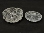 Cinzeiro em grosso cristal translúcido lapidado com motivos geométricos, acompanha petisqueira em vidro lapidado. Medindo; 5,5 x 14 cm e 13 cm. 