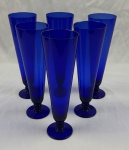 Seis lindas taças em em vidro na cor azul cobalto. Medindo: 23 x 7 cm. 