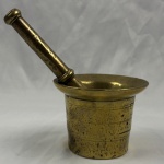 Antigo e pesado Almofariz com seu respectivo Pistilo em bronze maciço. Medindo: 8,5 x 11 cm e 18,5 cm. 