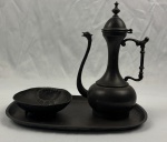 Conjunto antigo em estanho português, composto por elegante jarra/jarro de bico alongado com tampa, acompanhado de bandeja e recipiente em formato de concha. Medindo; 29 x 17 cm, 34 x 23 cm e 4,5 x 15 x 15 cm. 