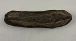 Antigo fóssil centenário representando peixe, preservado em matriz rochosa natural, apresentando belos relevos e marcas orgânicas fossilizadas de grande interesse decorativo, científico e colecionável. Peça de forte apelo histórico e naturalista, evidenciando a ação do tempo e os processos naturais de fossilização ao longo dos séculos. Medindo: 25 x 7 cm. 