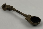 Antiga colher/medidor oriental em bronze, apresentando haste trabalhada e extremidades ornamentadas com delicados motivos decorativos em relevo. Comprimento: 13 cm.