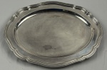 Elkington & Co. Imponente travessa oval em metal inglês espessurado à prata, borda ondulada. Peça com contraste da marca inglesa e também com brasão da Confeitaria Colombo. Peça de grande apelo histórico e decorativo, ideal para compor ambientes clássicos, mesas postas, coleções de hotelaria antiga ou acervos ligados à memória da gastronomia e das antiguidades inglesas. 