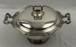 Fracalanza. Belíssima sopeira em metal espessurado à prata, da afamada manufatura Fracalanza, modelo lacinho. Borda ricamente cinzelada. Medindo: 25 x 35 x 28 cm. Apresenta marcas de uso.