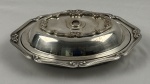 Fracalanza. Belíssima legumeira em metal espessurado à prata, da afamada manufatura Fracalanza, modelo lacinho. Borda ricamente cinzelada. (falta pega) podendo ser usada como 2 travessas fundas. Medindo: 9 x 29 x 23 cm. E ou 4 x 24 x 18 cm e 4 x 29 x 23 cm. Apresenta marcas de uso. 