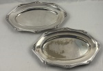 Fracalanza. Duas travessas ovais em metal espessurado à prata, da afamada manufatura Fracalanza, modelo lacinho. Borda ricamente cinzelada. Medindo: 49,5 x 32 cm. Apresenta marcas de uso. Uma com desgaste no banho. 