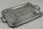 Bandeja em metal espessurado à prata, ricamente cinzelada e lavrada com motivos florais, ramos e volutas. Medindo: 48,5 x 30 cm. 
