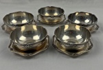 Fracalanza. Cinco lavandas com seus pires em metal espessurado à prata, modelo lacinho da afamada manufatura Fracalanza, com Confeitaria Colombo conjunto de grande apelo histórico e decorativo, ideal para compor ambientes clássicos, mesas postas, coleções de hotelaria antiga ou acervos ligados à memória da gastronomia e das antiguidades. Medindo: 4,5 x 12 cm e 14 cm.