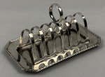 Inglaterra. Porta torradas em metal espessurado à prata. Medindo: 11 x 19 x 11 cm.