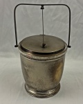 Balde de gelo em metal espessurado à prata com recipiente térmico interno. Medindo: 33 cm (alça) 19 x 18 cm. Necessita banho de prata. 