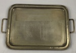 Bandeja em metal espessurado à prata, com manufatura Magna Prata com Confeitaria Colombo. Medindo; 50 x 22 cm. Necessário banho de prata.  