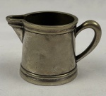 Leiteira em metal espessurado à prata, com manufatura Magna Prata com Confeitaria Colombo. Medindo; 6 x 9,5 x 5,5 cm.