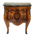 Mini cômoda estilo francês Luís XV, modelo bombê, em madeira com marchetaria floral e arabescos em contraste, tampo recortado em mármore verde e aplicações em bronze dourado. Composta por duas gavetas frontais, corpo abaulado e pés curvos com sabots em bronze. Medidas: 72 x 64 x 36 cm. (Altura x Largura x Profundidade).