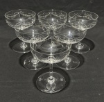 Baccarat, France - Seis taças para champanhe / sobremesa em cristal francês translucido, decorado com lapidação de ramos. Medindo: 12 x 10 cm. Manufatura ao fundo.